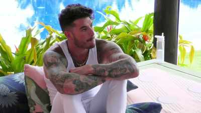 >> Announcer: CAN SOMEONE
PLEASE HAVE A NON-DIPLOMATIC - Love Island