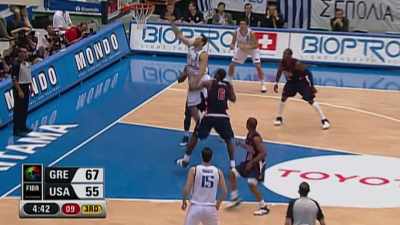 [announcer] Diamantidis,
a pass back inside to go to the hoop... - The Redeem Team