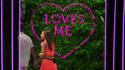 >> Announcer: DYLAN AND
ALEXANDRA ARE OFF ON A DATE THAT - Love Island