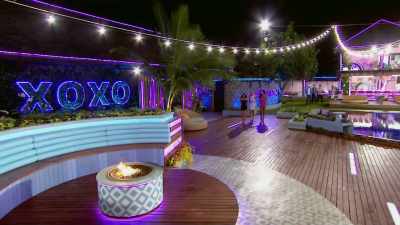 >> Announcer: I'M USING MY
DRAMATIC VOICE BECAUSE WE'RE - Love Island