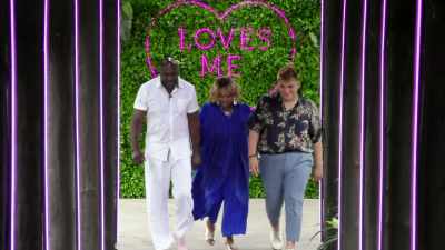 >> Announcer: IT'S RAY'S DAD,
ALSO RAY, AND MOM ODETTA AND - Love Island
