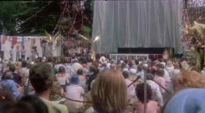 ANNOUNCER: Ladies
and gentlemen, here - Queen Kong