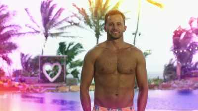 >> Announcer: LEAVING FOUR
COUPLES AND THREE SINGLES - Love Island