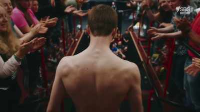 ANNOUNCER: Making his way to the
cage, Damien Dunne. - Darklands