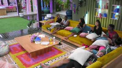 >> Announcer: MEANWHILE, BACK
ON RHYTHMLESS NATION. - Love Island