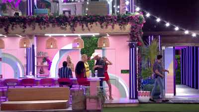 >> Announcer: MICHAEL HAS
DECIDED TO MAKE A VERY BOLD MOVE - Love Island