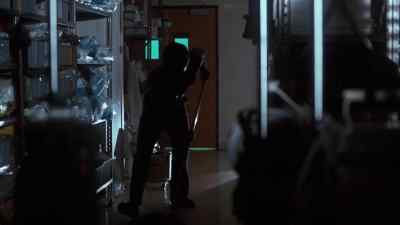 ANNOUNCER [ON RADlO]:
Break back to Carter, and he's stopped! - Cobra