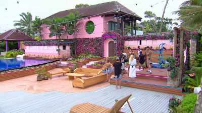 >> Announcer: #POLESAPART. - Love Island