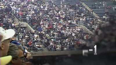 [announcer] This was not sold out today. - Bye Bye Barry