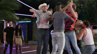 >> Announcer: TONIGHT THE
TEMPERATURE RISES AS THE NEW - Love Island