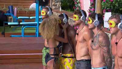 >> Announcer: TONIGHT THINGS
HEAT UP. - Love Island