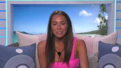 >> Announcer: TONIGHT, YOUR
VOTES WILL CHANGE EVERYTHING - Love Island