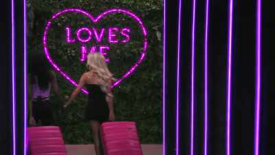 >> Announcer: WELL, THAT
WAS... I CAN'T. - Love Island