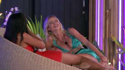>> Announcer: WHILE KYRA IS
EXCITED ABOUT HER DATE, CASHEL - Love Island