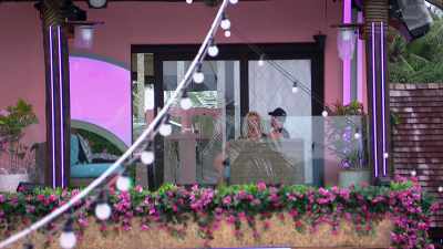 >> Announcer: WHILE ZAC BETTER
NOT, KELSEY SPENDS TIME IN THE - Love Island