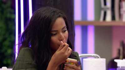 >> Announcer: YESTERDAY KYRA
PROVED SHE'S GOT GAME. - Love Island