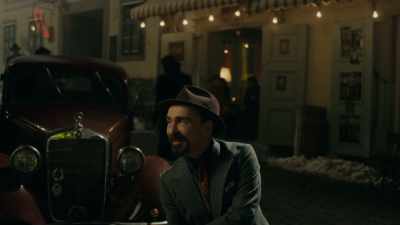 Announcing the showgirl Betty. - Maigret in Montmartre