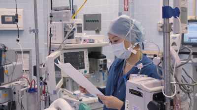 Another cancer specialist
doing frozen specimens. - Lenox Hill