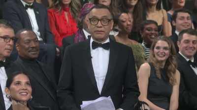 ‫Anxiety.
‫Bowen, cool it.
‫♪ I know you're anxious just - SNL50: The Anniversary Special