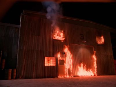 - Any of the boys still inside?
- Not sure. Shift was over. - Twin Peaks