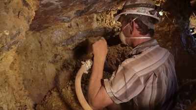 Any opal is now mixed in
with the tailings. - Outback Opal Hunters