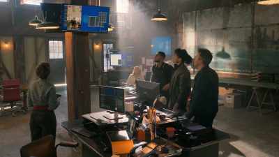 Anyone comes
through those doors, - NCIS: Sydney