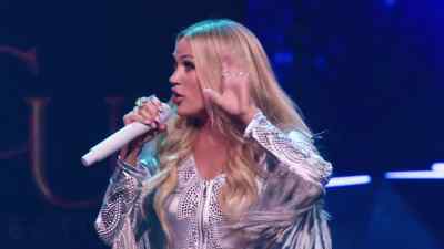  Anyway, I-I know you're busy, - Carrie Underwood: Reflection