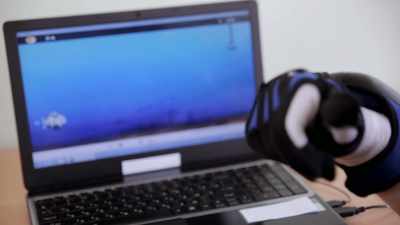 Apakah dia mengira
telepon atau komputerku - Mind Field
