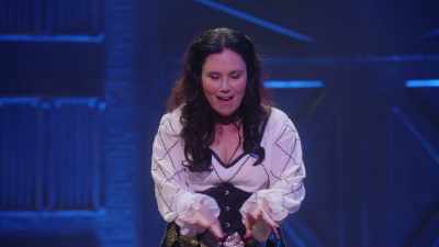Apoi, luăm o cină mediocră
și niște vin prost. - Alex Borstein: Corsets & Clown Suits