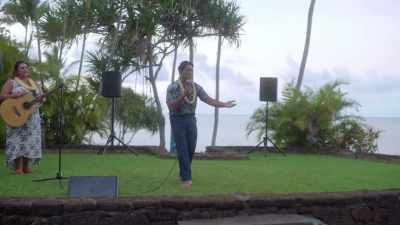 [applauding] - Romance in Hawaii
