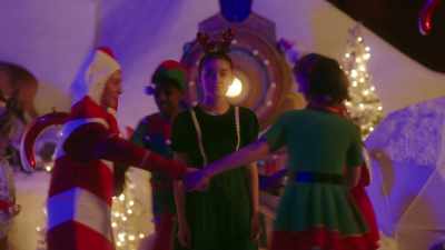 (applause) - Royally Yours, This Christmas