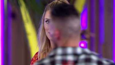 ♪
[ APPLAUSE ] - Love Island