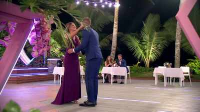 [APPLAUSE]
[WHISTLES] - Love Island