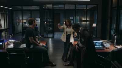 - Apple, tree.
- Zip it, zip it. - The Rookie: Feds