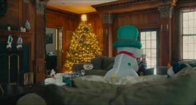 [apprehensive music]
[phone chiming] - Christmas Cowboy