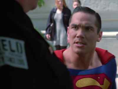 - Are you all right, sir?
- It wasn't me, Superman. - Lois & Clark: The New Adventures of Superman