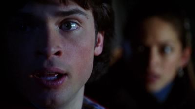- Are you all right?
- Yeah. What was that? - Smallville