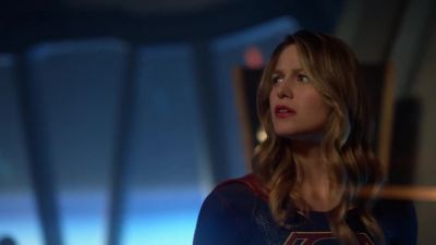 Are they bowing to us? - Supergirl