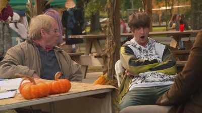 - Are you calling my farm crap?
- I am! - Welcome to Flatch