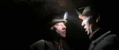 - Are you crazy?
- I know very well what I'm doing. - The Deep Dark