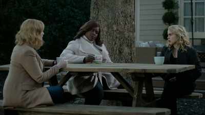 - Are you following her?
- Mm, mas o menos. - Good Girls
