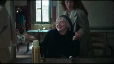 - Are you glad he's back, Mum?
- Of course. Here he is! - La Chimera