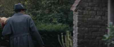 - Are we going in?
- No, no, Pooh. - Christopher Robin