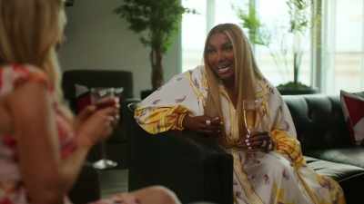 Are you going to tell me
what's going on with you? - Hunting Housewives