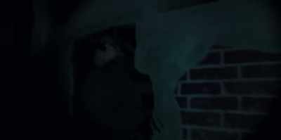 - Are we going the right way?
(person screams) - Live Escape
