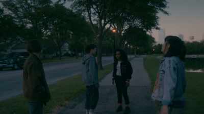 - Are you kidding me?
- How is future me gonna help us - Paper Girls