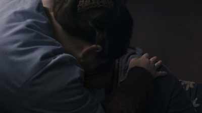 - Are you menstruating?
- No, it's a stomach ache. - Ayka