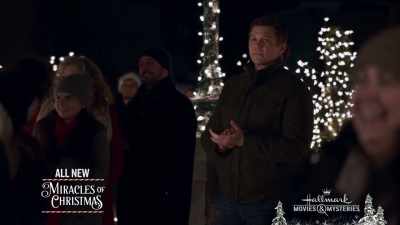 - Are you ready to light the tree?
- Yeah! - Holiday for Heroes
