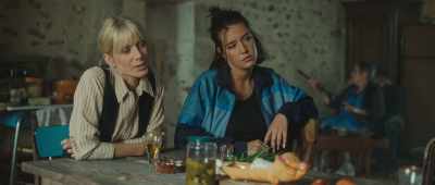 - Are you "Sartène"?
- [chuckling] - Wingwomen