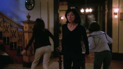 Are you sure I can stay here?
Yeah. - Charmed